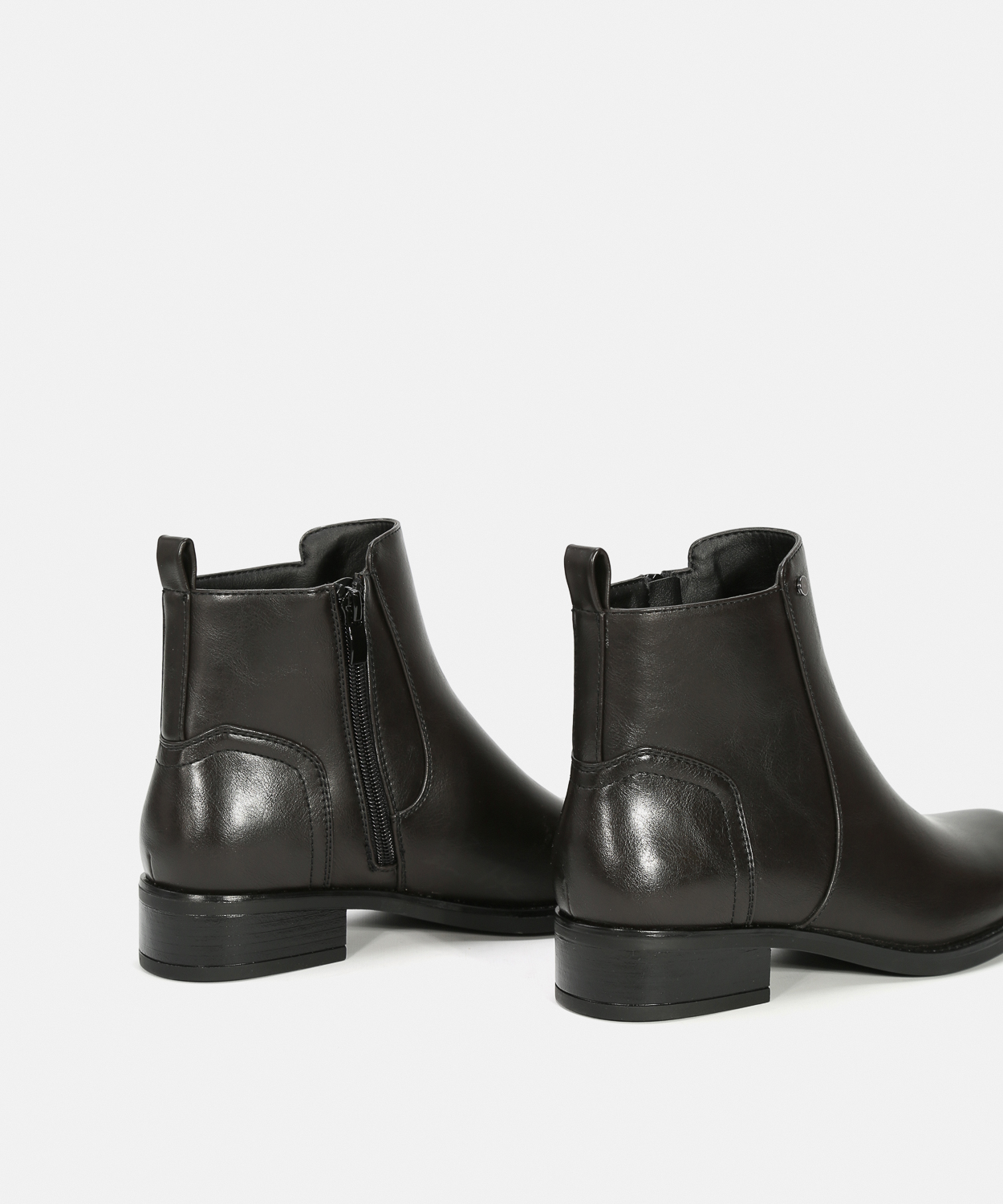 Botines lisos efecto piel  image number null